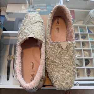 TOMS Gold Textured Slip-On shoes with Pink Faux-Shearling Trim